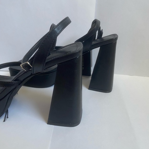 Black Open Toed Platform High Heels - Picture 2 of 4